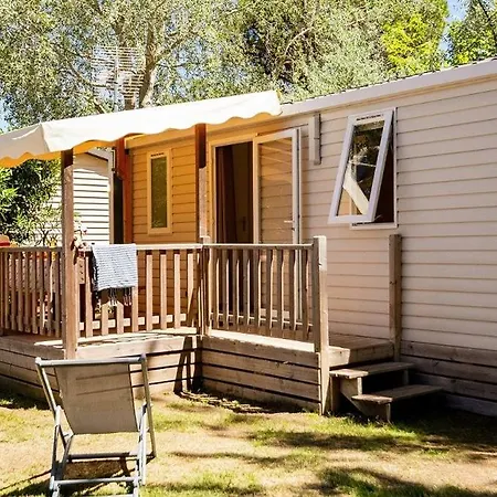 Camping Le Grau-Du-Roi منتجع *